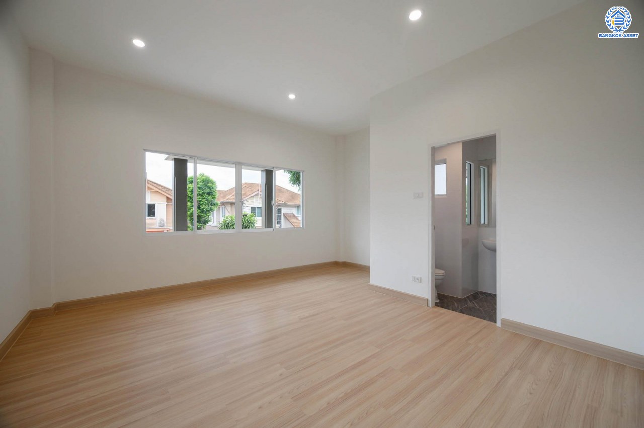 บ้านมือสองตกแต่งใหม่ โครงการ ปริญญดา ปิ่นเกล้า-พุทธมณฑลสาย 2 หลังมุม เนื้อที่ 104.5 ตร.ว.พื้นที่ใช้สอย 197.8 ตร.ม. ฟังก์ชัน 3 ห้องนอน 5 ห้องน้ำ 1 ห้องแม่บ้าน จอดรถได้ 2 คัน บนทำเลเดินทางสะดวก เชื่อมต่อ ถ.พุทธมณฑลสาย 2 ใกล้ทางคู่ขนานลอยฟ้าบรมราชชนนี, เซ็นทรัลปิ่นเกล้า และ ม.มหิดล